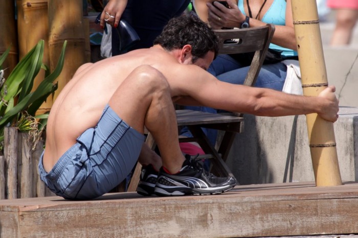 Malvino Salvador correndo de sunga na praia 12