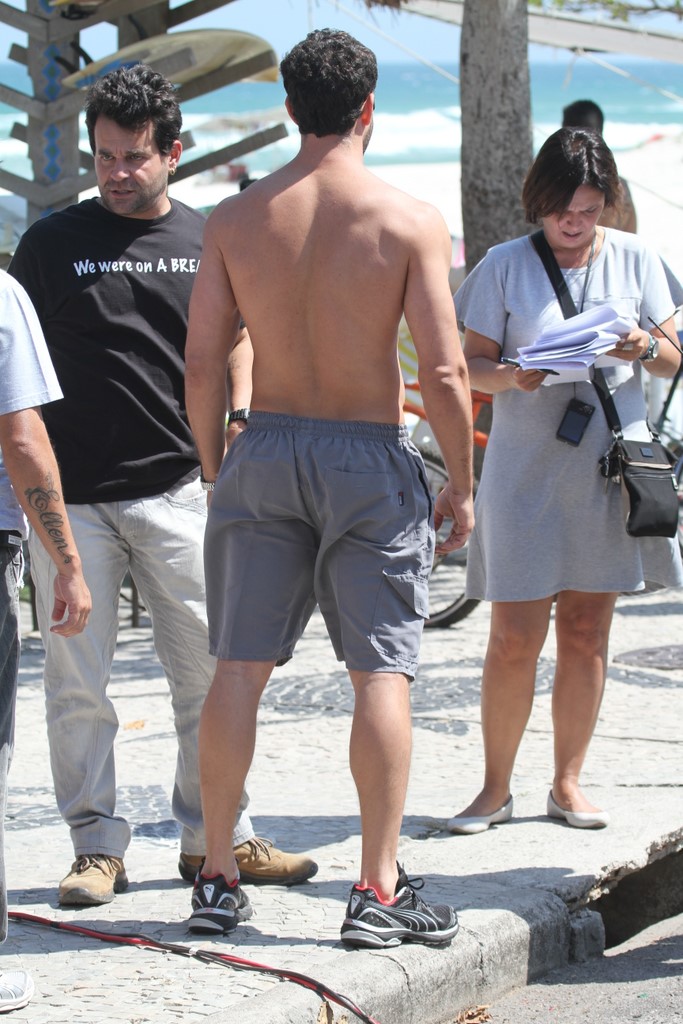 Malvino Salvador correndo de sunga na praia 15