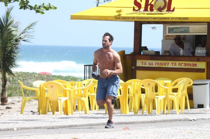 Malvino Salvador correndo de sunga na praia 16