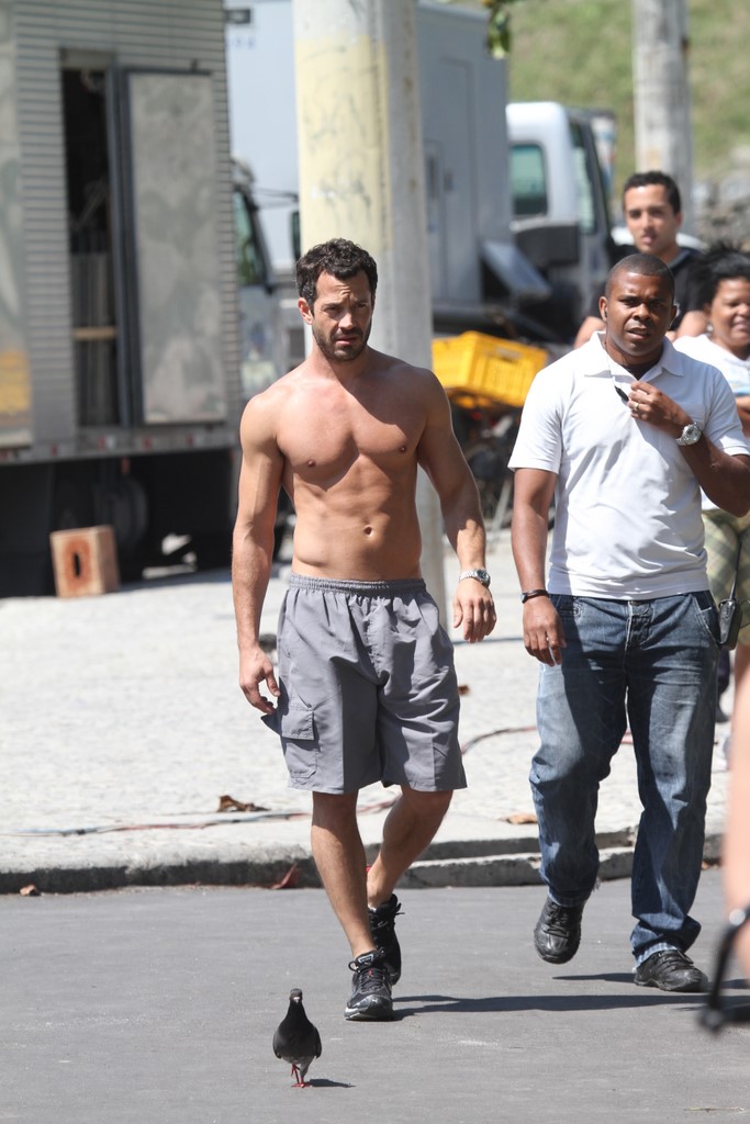 Malvino Salvador correndo de sunga na praia 17