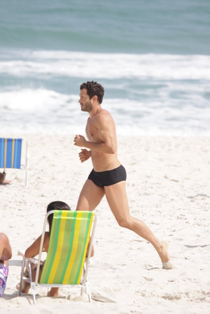 Malvino Salvador correndo de sunga na praia 3