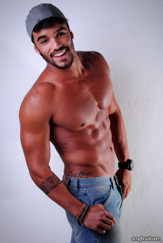 Ex-BBB André Coelho pelado  9